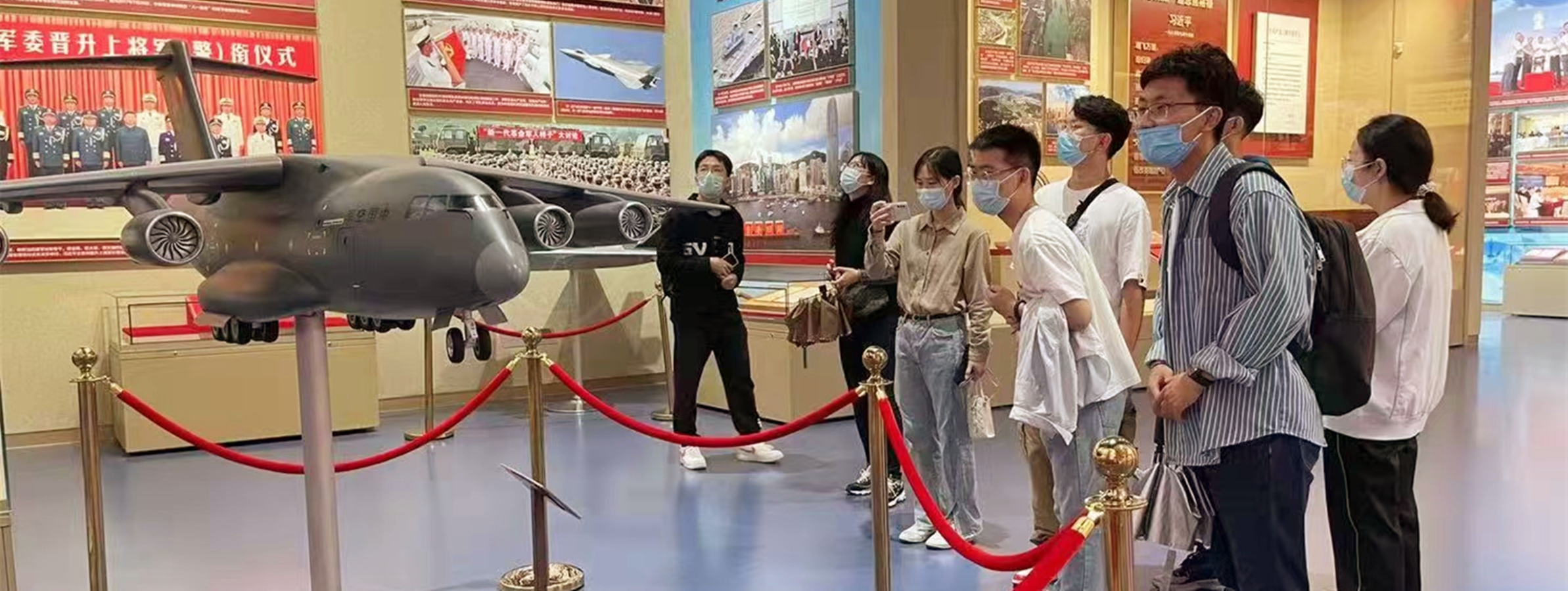 新生党员代表参观中国共产党历史展览馆